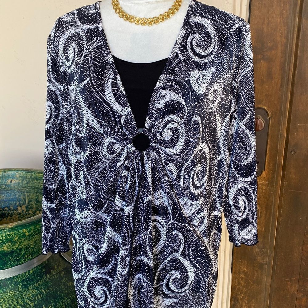Dress barn black and white pullover “0” ring stretch top size 2X